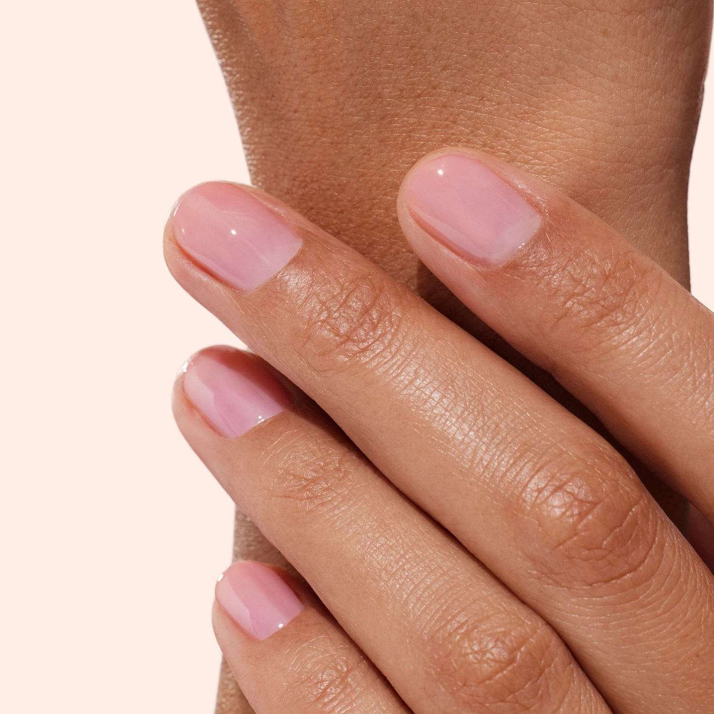 Manucurist Active Glow™ Çiyələk Qida Verən Müalicə Dırnaq Lağı