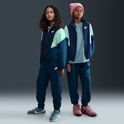 Nike Sportswear Böyük Uşaqlar Üçün Toxunmuş Treninq Dəsti
