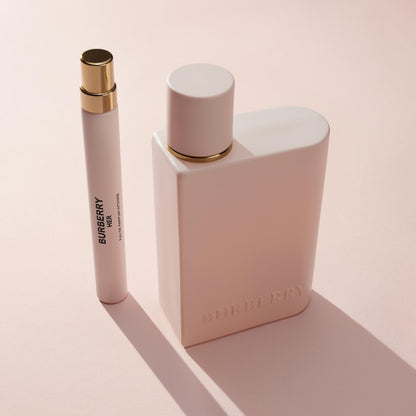 BURBERRY Her Eau de Parfum Intense Çiyələk və Narıncı Çiçəyi Ətri