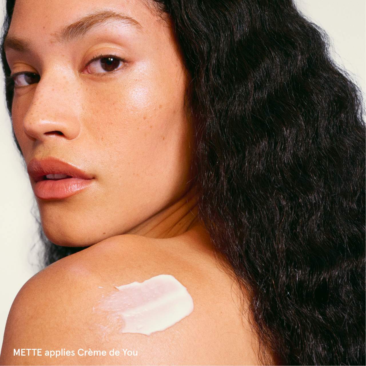 Glossier Crème de You Quru Toxunuşlu Bədən Kremi