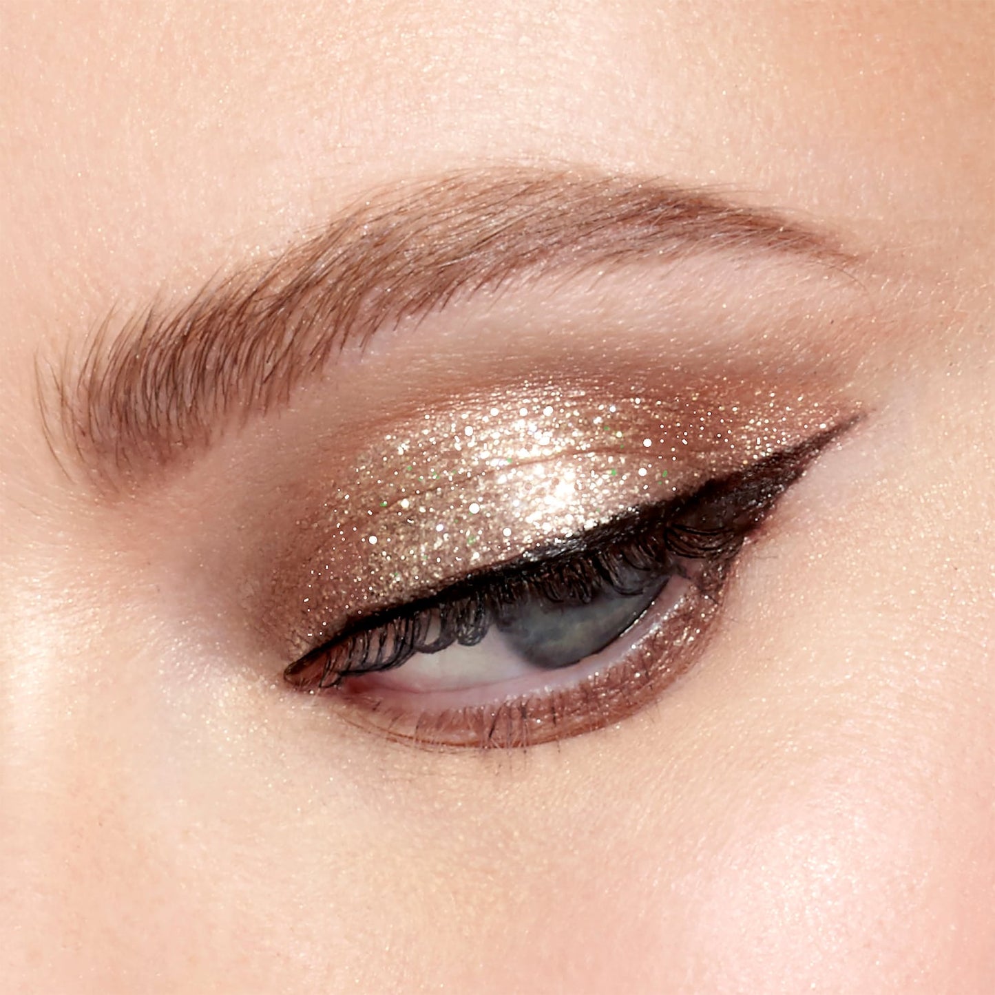 stila Glitter & Glow Sıvı Göz Kölgəsi