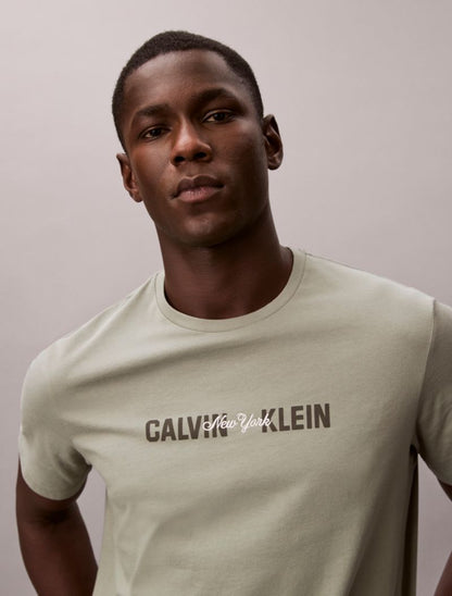 Calvin Klein New York Script Logo Qrafik Klassik T-Shirt