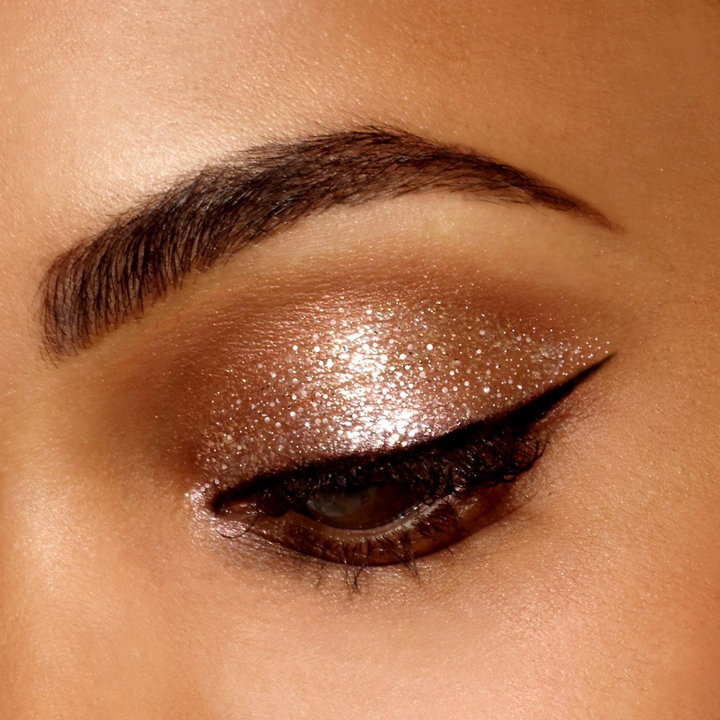 stila Glitter & Glow Sıvı Göz Kölgəsi